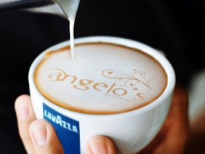 LavAzza-Kaffee bei Angelo's in Egmond aan Zee
